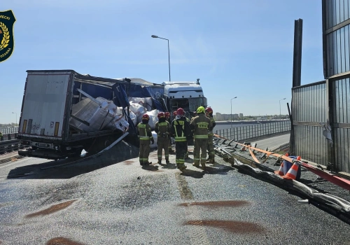Przez węzeł Konotopa z blisko 3 promilami – zestaw niemal wypadł z wiaduktu