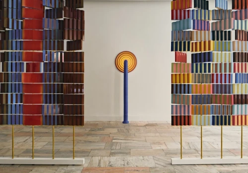 To nie jest zwykła wystawa. Kolor i ceramika „pracują” tu ze zmysłami