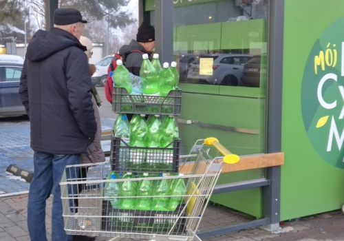 Zbierają butelki i na tym zarabiają. System kaucyjny stworzył nowy mikrobiznes