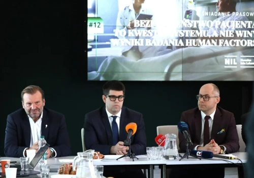 To nie lekarz jest problemem. Nowy raport zmienia myślenie o błędach medycznych