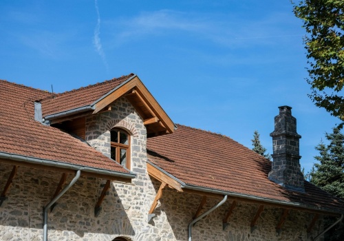 Jak wybrać firmę do naprawy szkód po kunach, żeby nie płacić dwa razy?