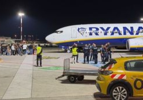 Wtargnęli na płytę lotniska. Tak chcieli zatrzymać samolot