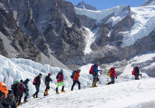 30 metrów lodu blokuje drogę na Mount Everest. 