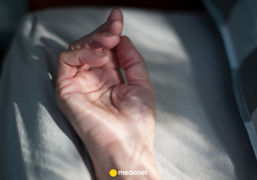 Nocne mrowienie dłoni: nie lekceważ tego objawu. Może być sygnałem poważnych problemów