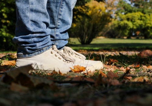 Młodzi bez wsparcia, państwo z rachunkiem. Nowy raport o pieczy zastępczej