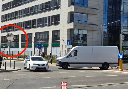 Tutaj stoi niewidzialny znak A-7. To dlatego jesteś z prawej i NIE masz pierwszeństwa