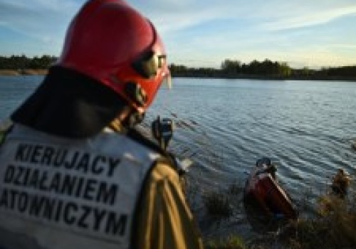 Auto wpadło do wody w Łódzkiem. W środku były cztery osoby