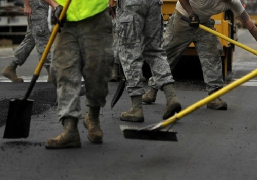 Uwaga na „okazyjny asfalt”. Czy naciągacze znów działają na Sądecczyźnie?