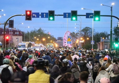 Rolkarze przejęli ulice Krakowa. Wieczorny przejazd przez miasto