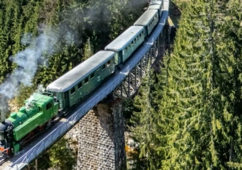 Zabytkowy parowóz na górskiej trasie. W sobotę przejazdy Kořenov–Harrachov