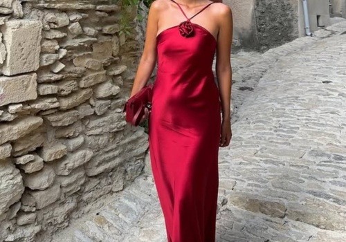 Na wesele nie nosimy już tych sukienek. Są niemodne, a na sale zawita nowy trend