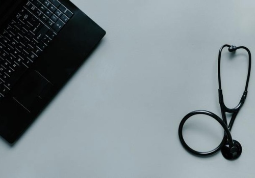 Dezinformacja zdrowotna w Polsce. Nowe badanie pokazuje skalę problemu