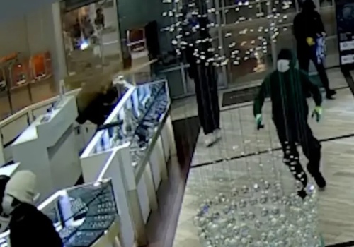 Grupa złodziei napadła na jubilera w biały dzień. Ceny złota wabią bandytów