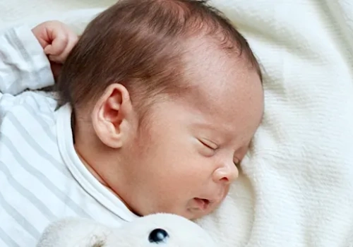 Powiedzenie w czepku urodzony – co to znaczy?