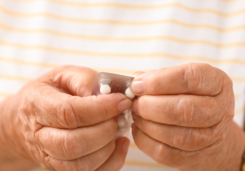 Miliony seniorów sięgają codziennie po te suplementy. Efekt może być zerowy