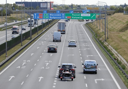 Kiedy można zatrzymać się na pasie awaryjnym? Te sytuacje są legalne, reszta grozi karą