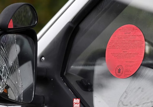 Niemiecka czerwona naklejka to konkretny sygnał. Kierowca musi dzialać błyskawicznie