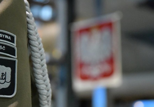 Państwo marnuje potencjał byłych funkcjonariuszy? Biernacki: oficerowie służb potrzebują „złotych spadochronów”