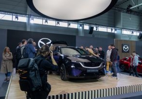 Nowa Mazda pokazana na Poznań Motor Show. 26 cali ekranu, 23 głośniki