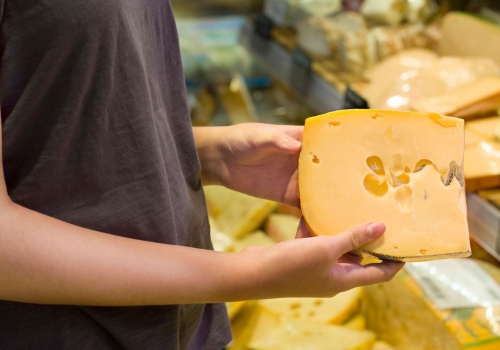 GIS wycofuje ser żółty z powodu groźnej bakterii. Polacy go uwielbiają, sprawdź, czy masz w lodówce