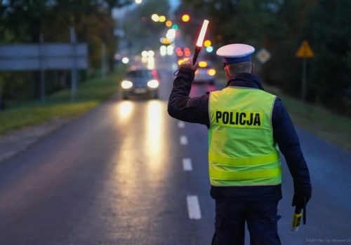 Będzie problem z 17-latkami? Mieli jeździć z opiekunami, jeżdżą sami. Pierwsza zatrzymana