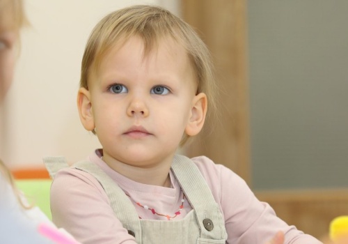 Dziecko lubi przedszkole, ale poranki zamieniają się w dramat. Psycholog wyjaśnia, dlaczego