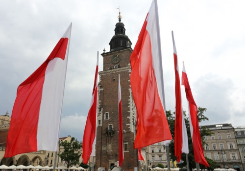Przemarsz ulicami Krakowa ze stumetrową flagą Polski. Każdy może nieść ogromną biało-czerwoną i dostać mniejszą