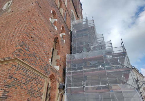 Bazylika Mariacka w remoncie. Turyści rozczarowani na Rynku Głównym