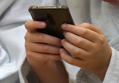 Zakaz smartfonów w szkole? Większość Polaków zgodna. SONDAŻ