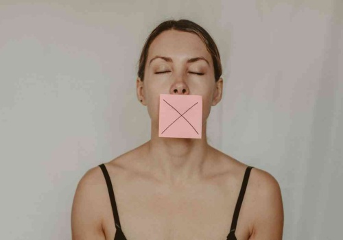 Odwoływane koncerty i wykłady. Cenzura wraca tylnymi drzwiami?