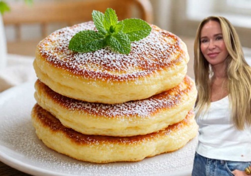 Kroi w plastry, zanurza w cieście i smaży. Racuchy Przetakiewicz to hit!