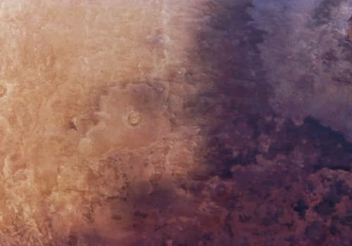 Od 50 lat po Marsie pełznie ciemna plama i wciąż nie wiadomo, co dokładnie ją przesuwa