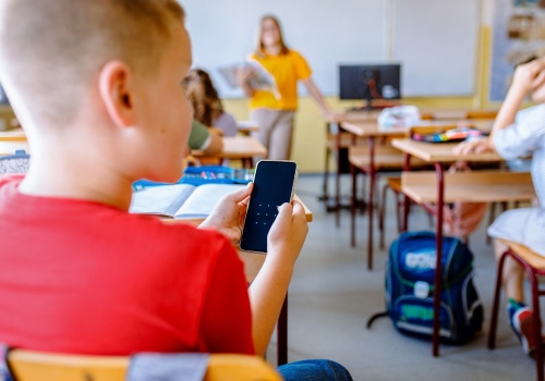 Dzieci zamiast w świetlicy, bawią się na dworze. 