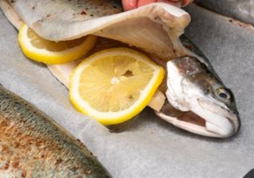 Najlepsza ryba na grilla. Prawie nie ma ości, a jej mięso jest delikatne, soczyste i pełne białka