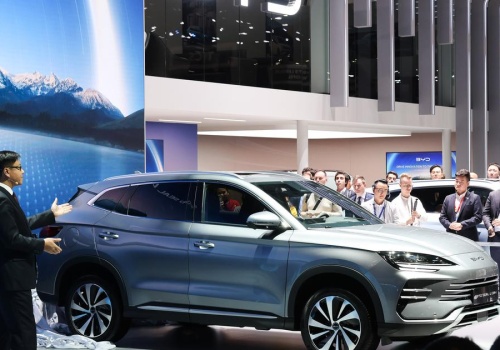 Chińska ofensywa na europejskim rynku motoryzacyjnym przyspiesza dzięki hybrydom