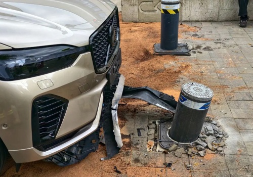 Wjechał w słupek, który stwarzał pośrednie zagrożenie (ZDJĘCIA)