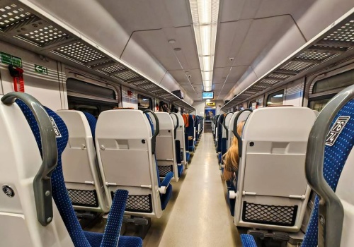 Za to konduktor może nawet wyprosić cię z pociągu. Polacy często łamią zakaz