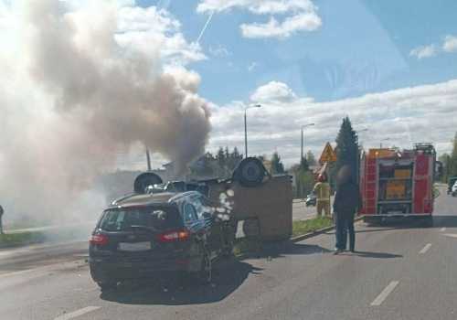 Dachowanie Żuka po zderzeniu z Fordem w Świdniku. Są utrudnienia w ruchu