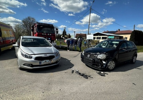 Groźne zderzenie na skrzyżowaniu. 16‑latka z obrażeniami przewieziona do szpitala