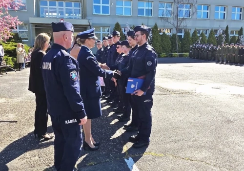 Uroczyste zakończenie roku klas maturalnych o profilu mundurowym w VII Liceum Ogólnokształcącym w Legnicy