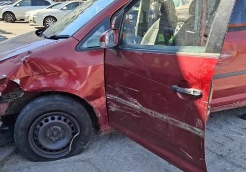 Chciał uciec przez policją, staranował inny samochód i znak drogowy