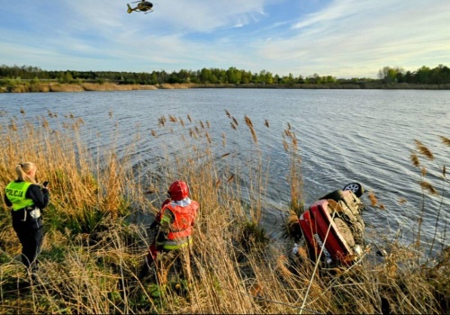 Tragiczny wypadek w Bolimowie. Driftowali nad jeziorem, nie żyją dwie osoby
