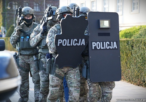 Stanowcza reakcja policji na ataki terrorystyczne i eksplozje we Wrocławiu