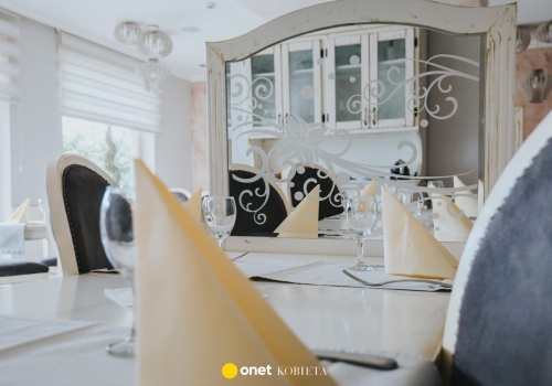 Czy osoba towarzysząca powinna się dołożyć do prezentu? Wyjaśniamy