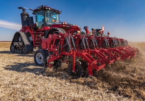 Case IH Nutri-Tiller – kultywator do uprawy pasowej, który walczy z suszą. Dlaczego?