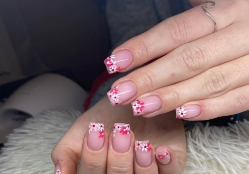 Modne paznokcie na wiosnę - koniec z klasycznym frenchem. Tego sezonu stawiamy na kwiaty