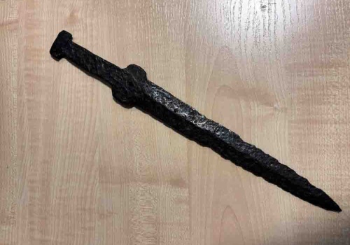 Sztylet Scytów do sprzedaży na giełdzie. Sprzedawca ma poważne kłopoty