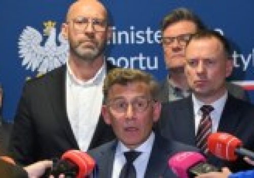 Piesiewicz wzywany do dymisji. Związki sportowe wydały oświadczenie