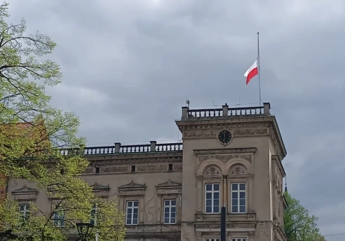 Flaga na budynku Urzędu Miasta Mysłowice opuszczona do połowy masztu. Mysłowice żegnają posła Łukasza Litewkę
