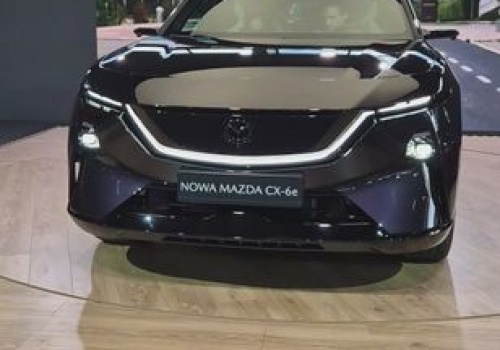 Wideo: nowa Mazda CX-6e. 26-calowy ekran zrywa z tradycją
